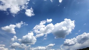 Akşam vakti bulutlar mavi yaz gökyüzü hava durumu video Yunanistan