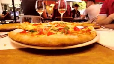 Pizza iki frieds tarafından yeniyor. Bir restoranda, zaman diliminde.