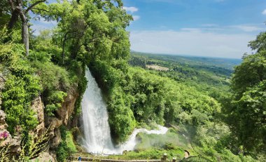 Yunan yeşil platanus ağaçları arasında bahar mevsiminde ödessa şelaleleri