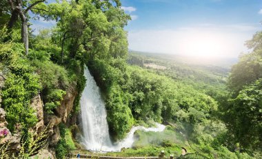 Yunan yeşil platanus ağaçları arasında bahar mevsiminde ödessa şelaleleri