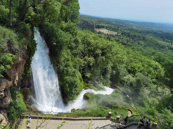 Yunan yeşil platanus ağaçları arasında bahar mevsiminde ödessa şelaleleri