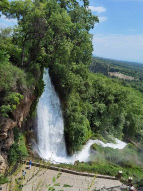 Yunan yeşil platanus ağaçları arasında bahar mevsiminde ödessa şelaleleri