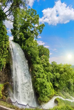 Yunan yeşil platanus ağaçları arasında bahar mevsiminde ödessa şelaleleri