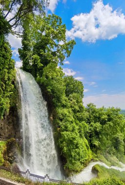 Yunan yeşil platanus ağaçları arasında bahar mevsiminde ödessa şelaleleri