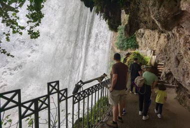 Yunan yeşil platanus ağaçları arasında bahar mevsiminde ödessa şelaleleri