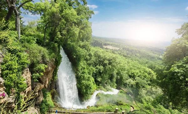 Yunan yeşil platanus ağaçları arasında bahar mevsiminde ödessa şelaleleri