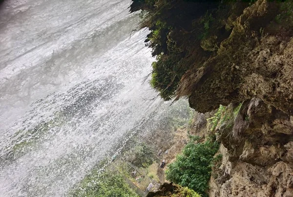 春天来临的时候 埃德萨瀑布落在希腊的绿树中 — 图库照片