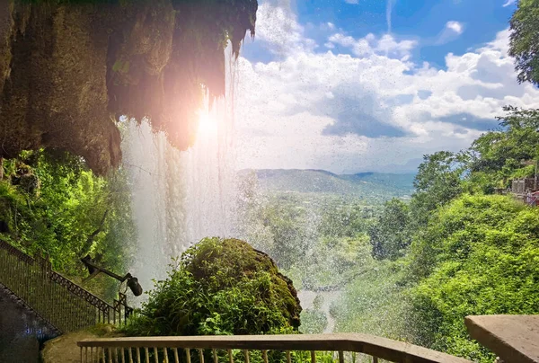 Yunan yeşil platanus ağaçları arasında bahar mevsiminde ödessa şelaleleri