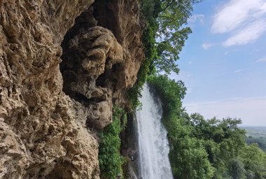 Yunan yeşil platanus ağaçları arasında bahar mevsiminde ödessa şelaleleri