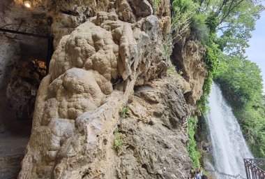 Yunan yeşil platanus ağaçları arasında bahar mevsiminde ödessa şelaleleri