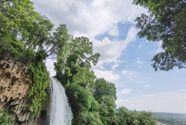 Yunan yeşil platanus ağaçları arasında bahar mevsiminde ödessa şelaleleri