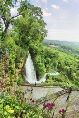 Yunan yeşil platanus ağaçları arasında bahar mevsiminde ödessa şelaleleri