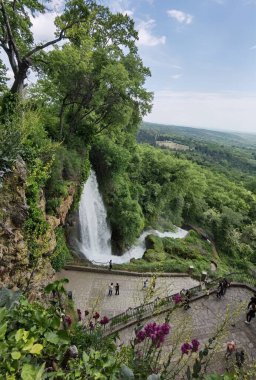Yunan yeşil platanus ağaçları arasında bahar mevsiminde ödessa şelaleleri
