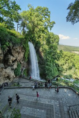 Yunan yeşil platanus ağaçları arasında bahar mevsiminde ödessa şelaleleri
