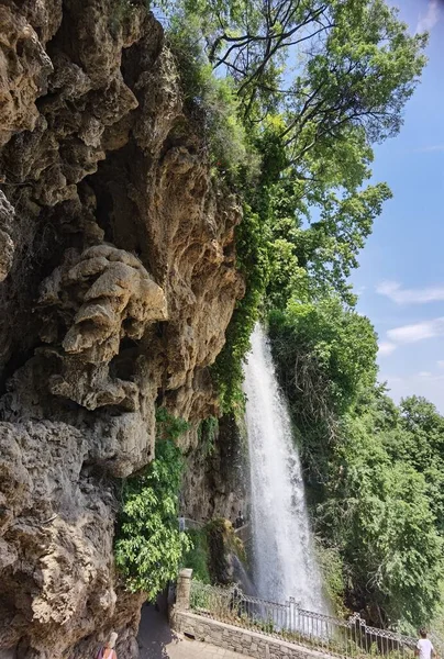 Yunan yeşil platanus ağaçları arasında bahar mevsiminde ödessa şelaleleri