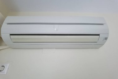 Yaz mevsiminde serinlemek için bir otel odasında klima.