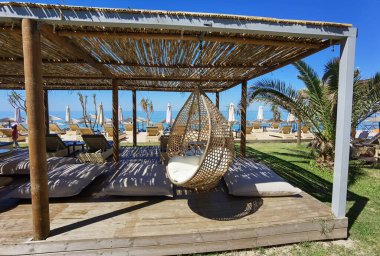 deniz plajı bar şemsiyeleri ve sandalyeler Preveza, monolithi plaj Yunanistan 'da kum kenarında