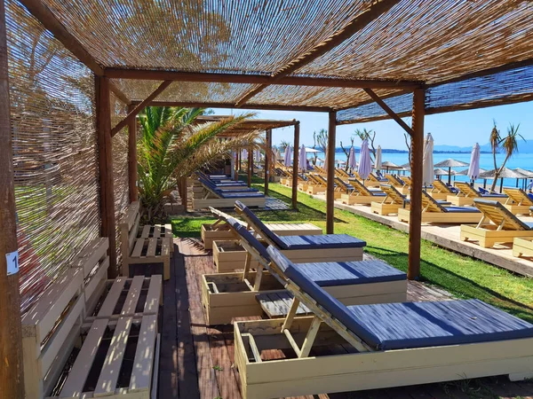 Deniz Plajı Bar Şemsiyeleri Sandalyeler Preveza Monolithi Plaj Yunanistan Kum — Stok fotoğraf