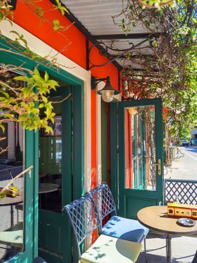 Preveza şehri setan pazar sokakları. Renkli evler ve restoranlar. Yazın Yunanistan.