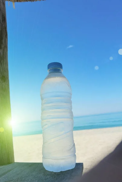 Бутылка Воды Моря Летний Отпуск Солнечный Пляж — стоковое фото