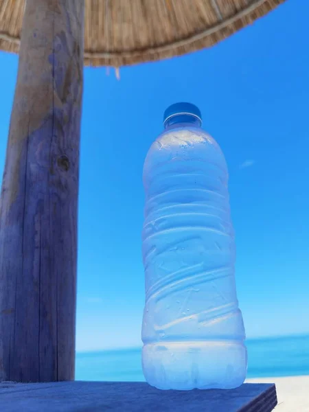 Botella Agua Junto Mar Vacaciones Verano Sol Playa — Foto de Stock