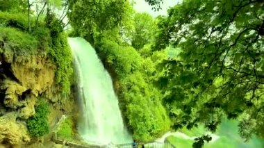 Yunanistan 'ın ödessa şehrinde şelale mevsimi yeşil ağaçlar su akıntısı