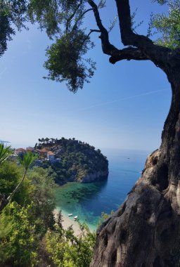 Batı Yunanistan 'daki Parga Turizm Merkezi, yaz tatillerinde Valtos Sahili yeşil suları