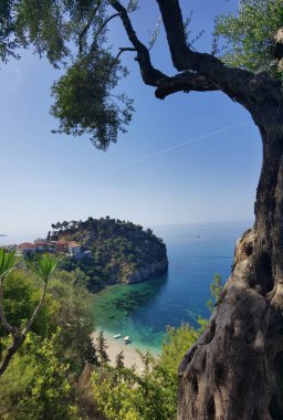 Batı Yunanistan 'daki Parga Turizm Merkezi, yaz tatillerinde Valtos Sahili yeşil suları