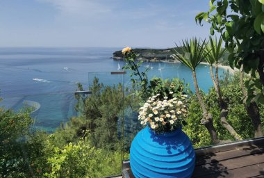 Batı Yunanistan 'daki Parga Turizm Merkezi, yaz tatillerinde Valtos Sahili yeşil suları