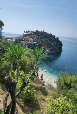 Batı Yunanistan 'daki Parga Turizm Merkezi, yaz tatillerinde Valtos Sahili yeşil suları