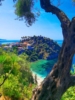 Batı Yunanistan 'daki Parga Turizm Merkezi, yaz tatillerinde Valtos Sahili yeşil suları