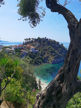 Batı Yunanistan 'daki Parga Turizm Merkezi, yaz tatillerinde Valtos Sahili yeşil suları