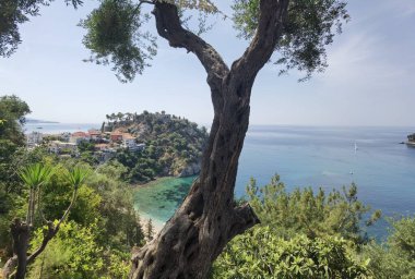 Batı Yunanistan 'daki Parga Turizm Merkezi, yaz tatillerinde Valtos Sahili yeşil suları
