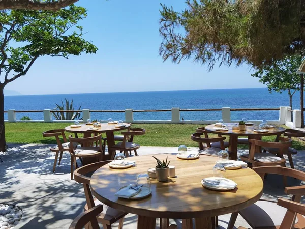 Masa Tabak Tabakları Deniz Kenarında Yeşil Ağaçların Gölgesinde Yunan Preveza — Stok fotoğraf