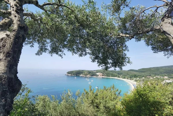 Batı Yunanistan 'daki Parga Turizm Merkezi, yaz tatillerinde Valtos Sahili yeşil suları