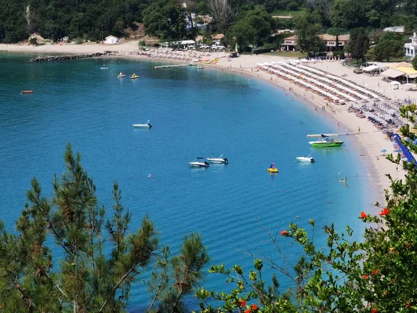 西ギリシャのパルガ観光地夏休みのバルトスビーチの緑の海 — ストック写真