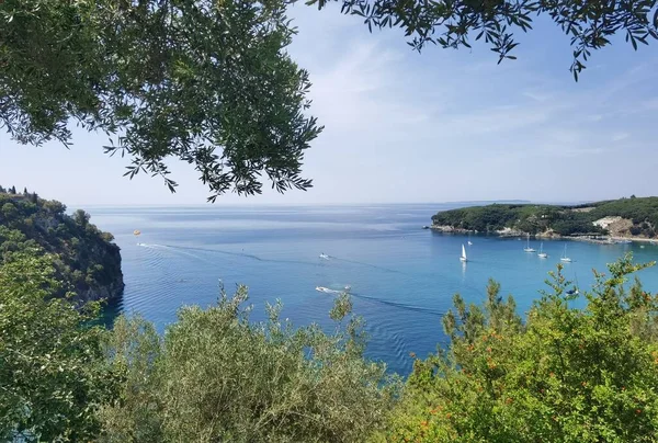 Batı Yunanistan 'daki Parga Turizm Merkezi, yaz tatillerinde Valtos Sahili yeşil suları