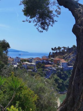 Batı Yunanistan 'daki Parga Turizm Merkezi, yaz tatillerinde Valtos Sahili yeşil suları