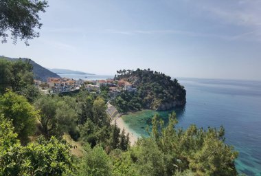 Batı Yunanistan 'daki Parga Turizm Merkezi, yaz tatillerinde Valtos Sahili yeşil suları