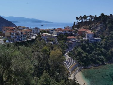 Batı Yunanistan 'daki Parga Turizm Merkezi, yaz tatillerinde Valtos Sahili yeşil suları