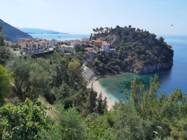 Batı Yunanistan 'daki Parga Turizm Merkezi, yaz tatillerinde Valtos Sahili yeşil suları