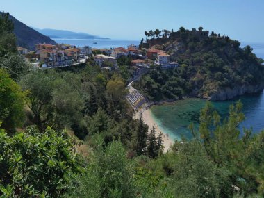 Batı Yunanistan 'daki Parga Turizm Merkezi, yaz tatillerinde Valtos Sahili yeşil suları