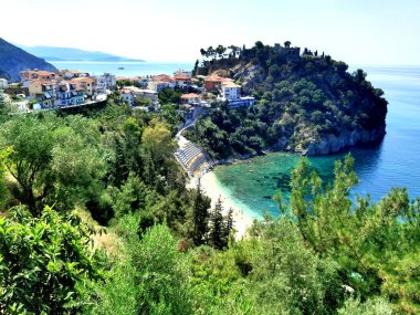 Batı Yunanistan 'daki Parga Turizm Merkezi, yaz tatillerinde Valtos Sahili yeşil suları