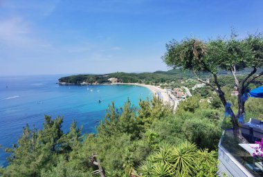 Batı Yunanistan 'daki Parga Turizm Merkezi, yaz tatillerinde Valtos Sahili yeşil suları