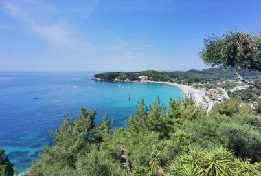 Batı Yunanistan 'daki Parga Turizm Merkezi, yaz tatillerinde Valtos Sahili yeşil suları
