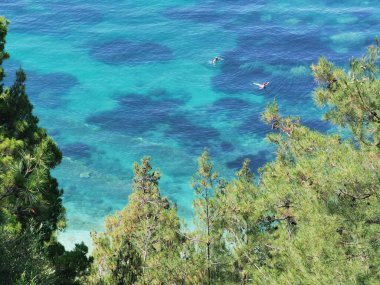 Batı Yunanistan 'daki Parga Turizm Merkezi, yaz tatillerinde Valtos Sahili yeşil suları