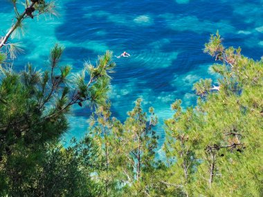 Batı Yunanistan 'daki Parga Turizm Merkezi, yaz tatillerinde Valtos Sahili yeşil suları