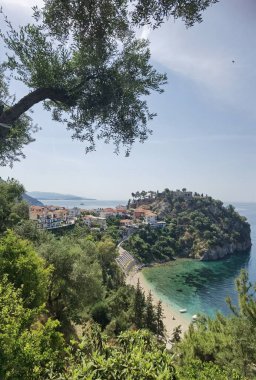 Batı Yunanistan 'daki Parga Turizm Merkezi, yaz tatillerinde Valtos Sahili yeşil suları