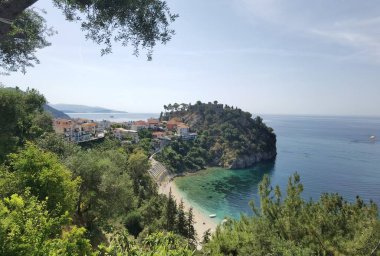Batı Yunanistan 'daki Parga Turizm Merkezi, yaz tatillerinde Valtos Sahili yeşil suları