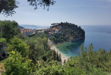 Batı Yunanistan 'daki Parga Turizm Merkezi, yaz tatillerinde Valtos Sahili yeşil suları